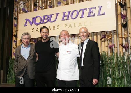 Las Vegas, USA. 28 avril 2013. Robert De Niro, David Blaine, Nobu Matsuhisa, Meir Teper au Nobu Hotel Restaurant et bar-salon de l'inauguration, le Jardin des Dieux, Nobul Oasis Piscine Hôtel Caesars Palace, Las Vegas, NV le 28 avril 2013. Photo par : James Atoa/Everett Collection/Alamy Live News Banque D'Images