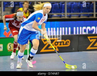 Tereza Urbankova (droite) de la République tchèque et Katrin Zwinggi de la Suisse pendant l'Euro Tour Floorball match République tchèque contre la Suisse à Brno, République tchèque le 27 avril 2013. (Photo/CTK Vaclav Salek) Banque D'Images