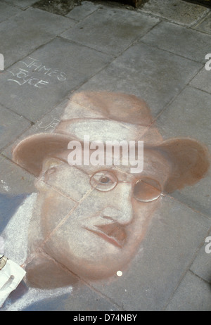 James Joyce portrait Street artist pendant Bloomsday ReJoyce festival Dublin, la collection d'artistes de pièces de monnaie donnée par les amateurs du festival ReJoyce. Irlande 1990s 1995 HOMER SYKES Banque D'Images