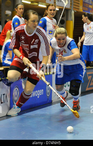 Violetta Vogeli (gauche) de la Suisse et Denisa Billa de République tchèque au cours de l'Euro Tour Floorball match République tchèque contre la Suisse à Brno, République tchèque le 27 avril 2013. (Photo/CTK Vaclav Salek) Banque D'Images