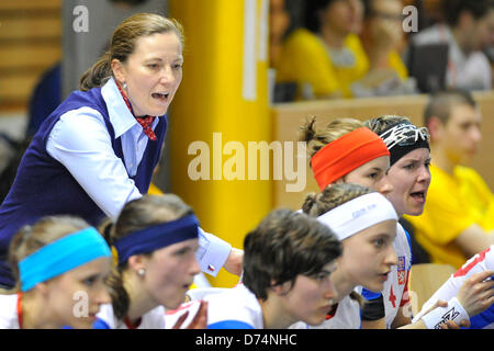 L'entraîneur tchèque Karolina Satalikova au cours de l'Euro Tour Floorball match République tchèque contre la Suisse à Brno, République tchèque le 27 avril 2013. (Photo/CTK Vaclav Salek) Banque D'Images