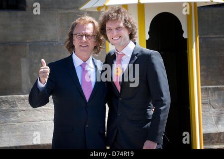 Amsterdam, Pays-Bas, 29 avril 2013. Musicien néerlandais André Rieu (L) et son fils Pierre arrivent pour une répétition de la prochaine investiture du nouveau roi du pays au Palais Royal d'Amsterdam, le , 29 avril 2013. Photo : Patrick van Katwijk / OUT/Alamy Live News Banque D'Images