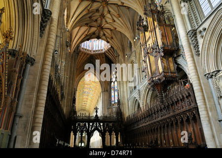 Cathédrale d'Ely, Cambridgeshire, Angleterre. À l'ouest à travers le choeur passé l'Octogone au plafond nef peinte Banque D'Images