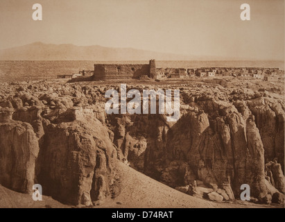Une vue du Pueblo Acoma depuis le sud, mettant en évidence l'architecture historique en adobe du village amérindien, connu pour son importance culturelle et ses structures anciennes. Banque D'Images