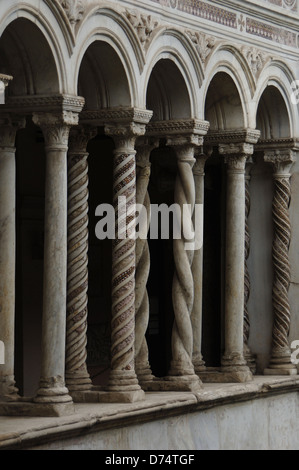 Archbasilica de Saint-Jean de Latran. Détail du cloître, dans le style [http://penelope.uchicago.edu/thayer/e/gazetteer/places/europe/italy/lazio/roma/rome/churches/s.maria in cosmedin/interior/cosmatesque pavement.html par travail famille Vassalletto. Rome. L'Italie. Banque D'Images