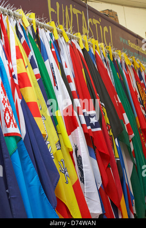 Drapeaux colorés et funky du monde suspendus dans un kiosque au marché Guildhall, marché Bath, Bath, Somerset, Royaume-Uni en avril Banque D'Images