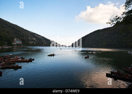 Les gens barques dans un lac de Nainital, Uttarakhand, Inde, Banque D'Images