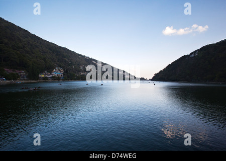 Les gens barques dans un lac de Nainital, Uttarakhand, Inde, Banque D'Images