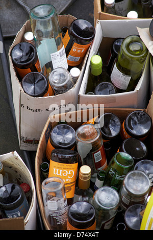 boîtes de bouteilles de verre vides, bouteilles de vin, prêtes pour le recyclage Banque D'Images