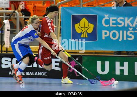 Denisa Billa (gauche) de la République tchèque et Sonja Putzi de la Suisse pendant l'Euro Tour Floorball match République tchèque contre la Suisse à Brno, République tchèque le 27 avril 2013. (Photo/CTK Vaclav Salek) Banque D'Images