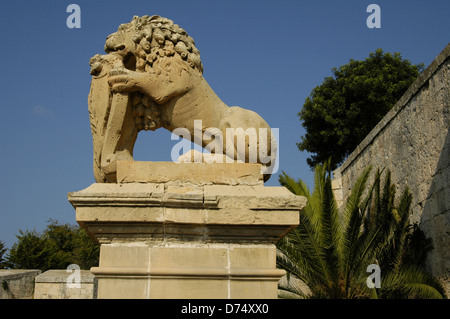 Sculpture du Lion tenant le manteau des armes de Vilhena ou de la ville de Rabat en dehors du style baroque du XVIIe siècle porte de Vilhena la porte principale dans la ville fortifiée de Mdina également connue par ses titres Citta Vecchia ou Citta Notabile, situé dans la région nord de Malte Banque D'Images