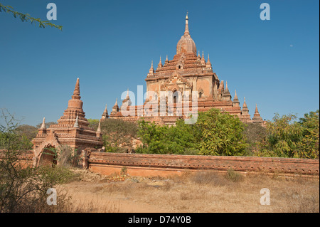 La Pagode Htilominlo dans le soleil de plomb de Bagan Myanmar (Birmanie) Banque D'Images