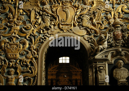 Architecture haut Baroque décorations de style à la nef du 17ème siècle catholique romaine St John's Co-cathédrale dédiée à Saint Jean Baptiste à La Valette la capitale de l'île de Malte Banque D'Images