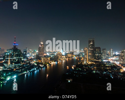 L'horizon de Bangkok de nuit vu de l'hôtel Hilton Millennium Hotel en Thailande Banque D'Images