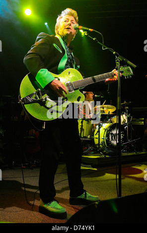 Brian Setzer Ancien Stray Cats singer Brian Setzer joue avec son groupe rockabilly Riot Rue vicaire à Dublin, Irlande - Banque D'Images