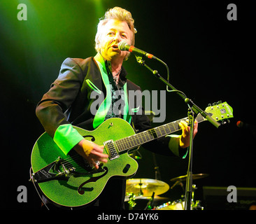 Brian Setzer Ancien Stray Cats singer Brian Setzer joue avec son groupe rockabilly Riot Rue vicaire à Dublin, Irlande - Banque D'Images