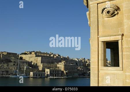 Le symbole de l'oeil d'horlogerie de horus sculpté dans la boîte de sénains placée sur la pointe du bastion, «il-gardjola», à Senglea également connu par son titre Citta Invicta ou Civitas Invicta, ville fortifiée dans la région sud-est de Malte Banque D'Images