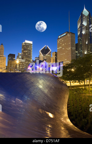 BP PASSERELLE PIÉTONNE (©FRANK GEHRY 2004) MILLENNIUM PARK CHICAGO ILLINOIS USA Banque D'Images