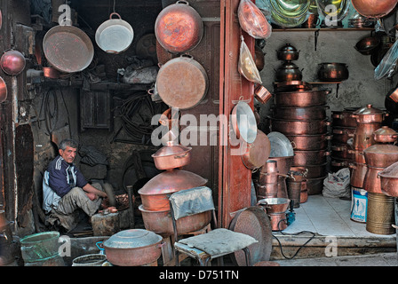 Artisan ferronnier à Fes Maroc Banque D'Images