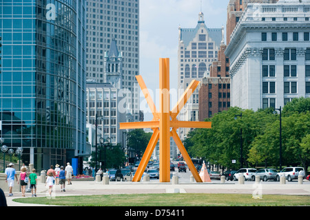 LA SCULPTURE D'APPEL (©MARK DI SUVERO 1982) EAST WISCONSIN DRIVE MILWAUKEE WISCONSIN USA Banque D'Images