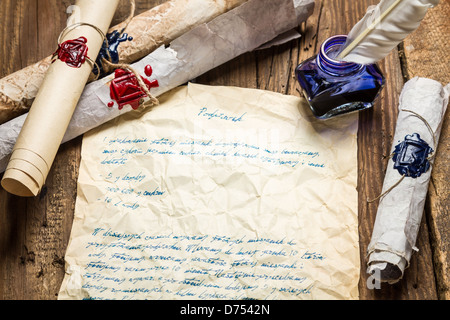 Closeup of old lettre écrite plume d'oiseaux et d'étanchéité étanche Banque D'Images