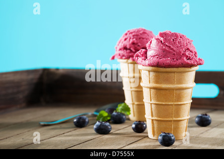 La glace dans les gaufres sur bois avec fond bleu Banque D'Images