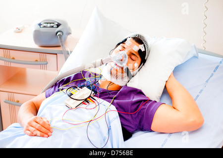 Patient souffrant du syndrome d'apnée obstructive du sommeil (SAOS) connecté l'appareil de ventilation en pression positive continue (CPAP) Limoges Banque D'Images