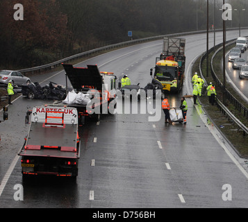 03/12/2012. Watford, Royaume-Uni une collision sur l'autoroute M1 entre les deux BMW noire sur la chaussée en direction sud entre J.4 et J.5 Banque D'Images