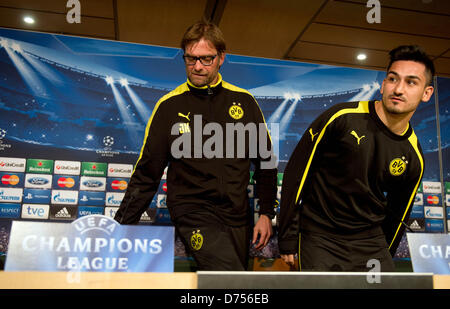 Entraîneur de football Bundesliga club Borussia Dortmund (BVB), Jürgen Klopp (L), et player Guendogan Ilkay arriver lors d'une conférence de presse à Madrid, Espagne, 29 avril 2013. BVB jouera la deuxième étape de la demi-finale de la Ligue des Champions contre le Real Madrid le 30 avril 2013. Photo : Bernd Thissen Banque D'Images