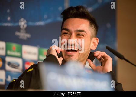 Le joueur de football soccer club (BVB Borussia Dortmund Ilkay Guendogan), sourires, lors d'une conférence de presse à Madrid, Espagne, 29 avril 2013. BVB jouera la deuxième étape de la demi-finale de la Ligue des Champions contre le Real Madrid le 30 avril 2013. Photo : Bernd Thissen Banque D'Images