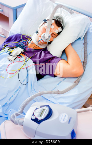 Patient souffrant du syndrome d'apnée obstructive du sommeil (SAOS) connecté l'appareil de ventilation en pression positive continue (CPAP) Limoges Banque D'Images