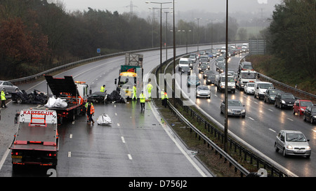 03/12/2012. Watford, Royaume-Uni une collision sur l'autoroute M1 entre les deux BMW noire sur la chaussée en direction sud entre J.4 et J.5 Banque D'Images