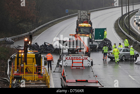 03/12/2012. Watford, Royaume-Uni une collision sur l'autoroute M1 entre les deux BMW noire sur la chaussée en direction sud entre J.4 et J.5 Banque D'Images