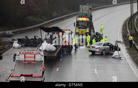 03/12/2012. Watford, Royaume-Uni une collision sur l'autoroute M1 entre les deux BMW noire sur la chaussée en direction sud entre J.4 et J.5 Banque D'Images