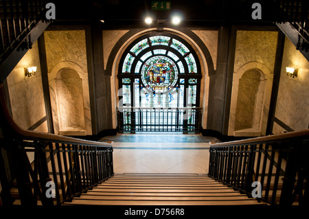 Escalier et vitrail, Birmingham Museum and Art Gallery, Birmingham, UK Banque D'Images