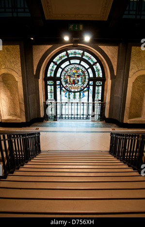 Escalier et vitrail, Birmingham Museum and Art Gallery, Birmingham, UK Banque D'Images