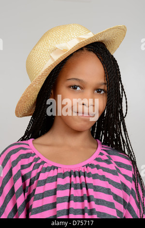 Jeune fille africaine portant un chapeau de paille Banque D'Images