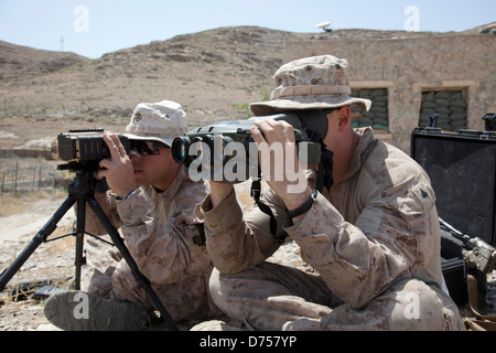 Les Marines américains conduite système vérifie sur d'optique en vue d'une opération conjointe avec la Police nationale afghane de l'ordre civil, le 27 avril 2013 à la base d'opérations avancée Zeebruge, District de Kajaki, dans la province d'Helmand, en Afghanistan. Banque D'Images