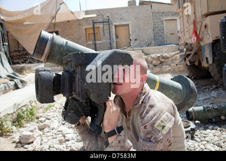 Un Marine américain effectue des contrôles du système sur un système de missiles Javelin MGF-148 en vue d'une opération conjointe avec la Police nationale afghane de l'ordre civil, le 27 avril 2013 à la base d'opérations avancée Zeebruge, District de Kajaki, dans la province d'Helmand, en Afghanistan. Banque D'Images