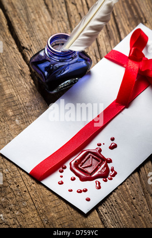 Lettre élégant avec produit d'encre bleue et rouge Banque D'Images