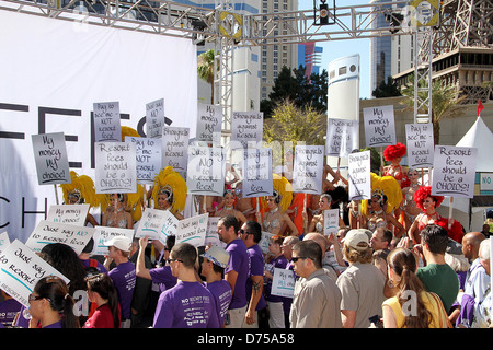 Atmosphère Jubilé ! Showgirls jusqu'mars Las Vegas Strip en signe de solidarité avec le consommateur américain à l'hôtel de protestation Banque D'Images