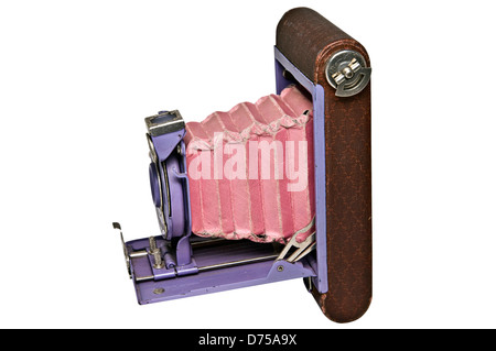 Vue latérale d'un ancien appareil photo de poche, rose mauve avec soufflet. Banque D'Images