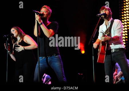 Hillary Scott, Charles Kelley, Dave Haywood Lady Antebellum effectue en concert à Country Thunder Twin Lakes, Wisconsin - Banque D'Images