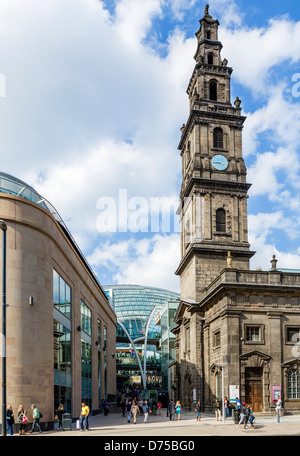 Boar Lane entrée de la nouvelle (2013) Trinity Leeds centre commercial avec l'église Holy Trinity à droite, Leeds, West Yorkshire, Royaume-Uni Banque D'Images