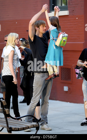 Alexander Skarsgard jouant avec une jeune actrice sur le tournage de 'ce que savait Maisie tir' à Manhattan New York City, USA Banque D'Images