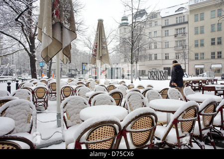 Berlin, Allemagne, enneigées mobilier de cafés sur la Place George Grosz Banque D'Images