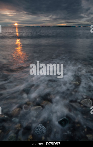 Au coucher du soleil orageux Joseph Whidbey State Park, Whidbey Island, Washington, USA Banque D'Images