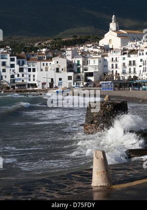Vue sur Port d'Alguer beach et Eglise Santa Maria de Cadaqués, Cadaques Girona , Espagne , Banque D'Images