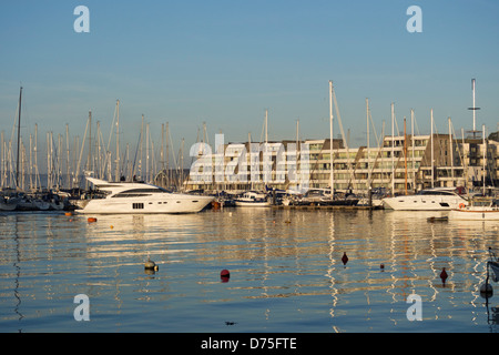 Yachts à moteur et voiliers amarrés devant Marina Mayflower Plymouth, Devon, UK Banque D'Images