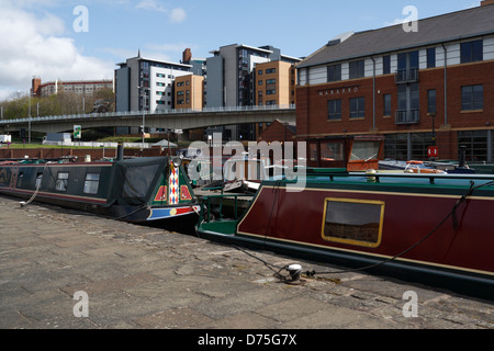 Bateaux étroits amarrés à Victoria Quays, Sheffield Angleterre, canal Basin Quayside Banque D'Images